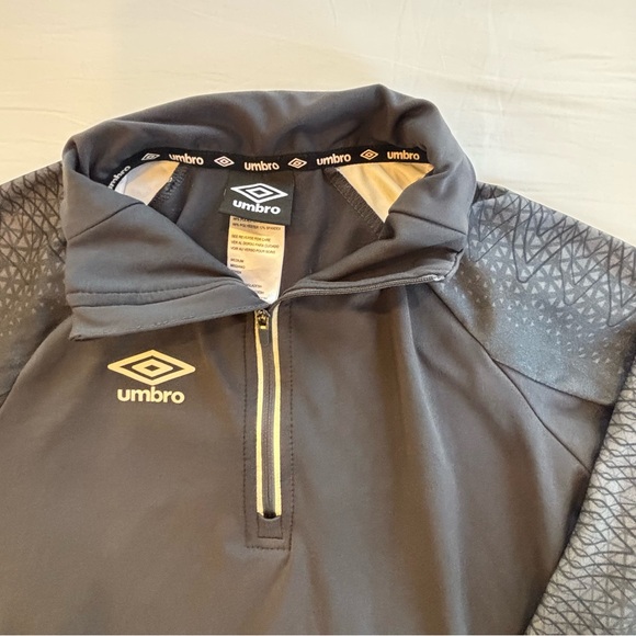 Umbro Performance 1/4 zip pullover - Picture 3 of 5